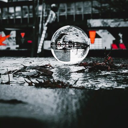 Job-Beruf Kugel auf einem Boden, reflektiert Umgebung mit Gedöns und Unschärfe.