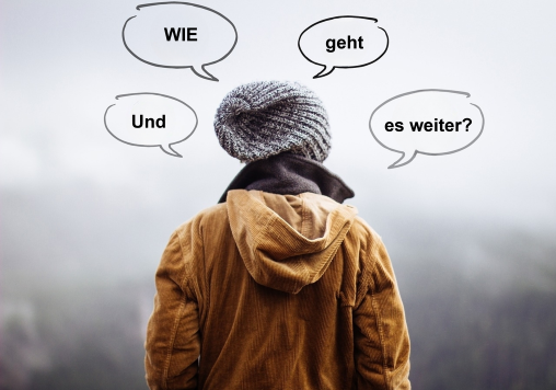 Wie geht es weiter? Person mit Kapuzenjacke steht im Nebel, Gedankenblasen mit Fragen schweben darüber.
