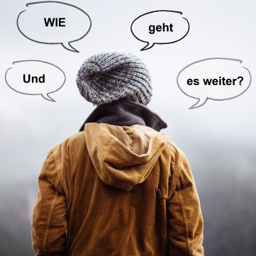 wie-geht-es-weiter Person mit Mütze, steht von hinten, umgeben von Sprechblasen mit Fragen.