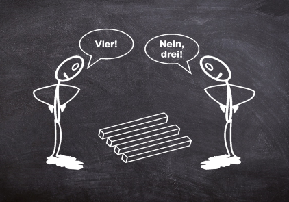 Vier nein Drei Zwei Strichmännchen diskutieren über die Anzahl von Stäben.